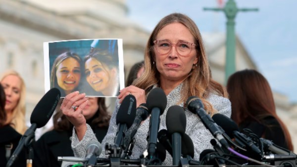 آني فارمر إحدى ضحايا إبستين ترفع صورتها وهي بعمر الشباب