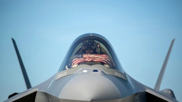 مقاتلة أمريكية