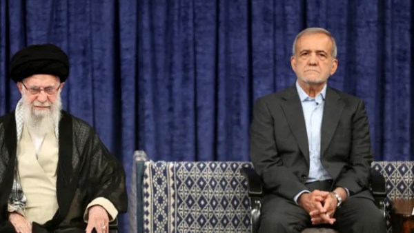 المرشد الإيراني وبزشكيان