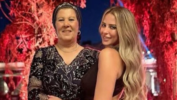 ريم مصطفي ووالدتها 