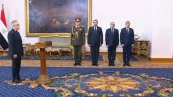 المستشار محمود الشريف وزير العدل الجديد يؤدي اليمين الدستورية أمام الرئيس السيسي 