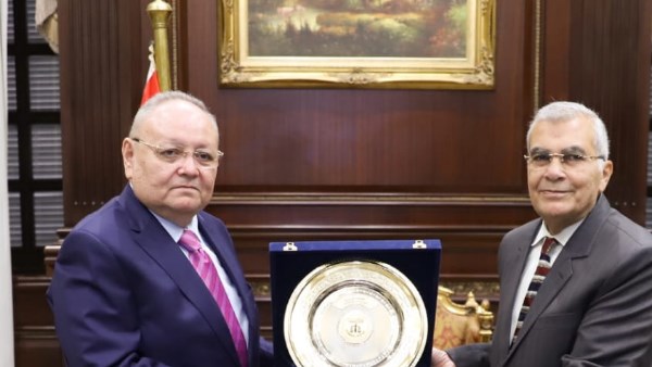 رئيس مجلس الدولة يزور المستشار عصام الدين فريد بـ«الشيوخ» 