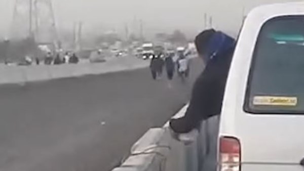 ضبط سائق وعاطل سرقا كشاف إنارة مثبت على حاجز بطريق بنها بالقليوبية 