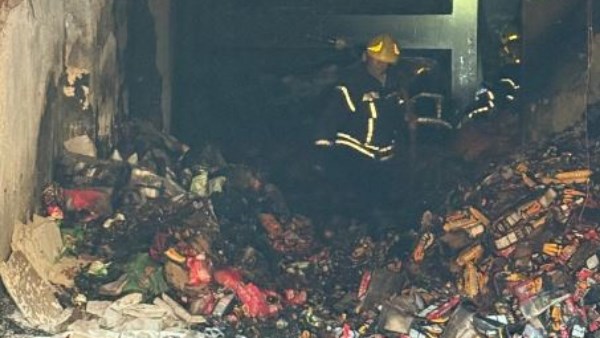 حريق هائل بمخزن للمواد الغذائية بعزبة الهجانة بالقاهرة 