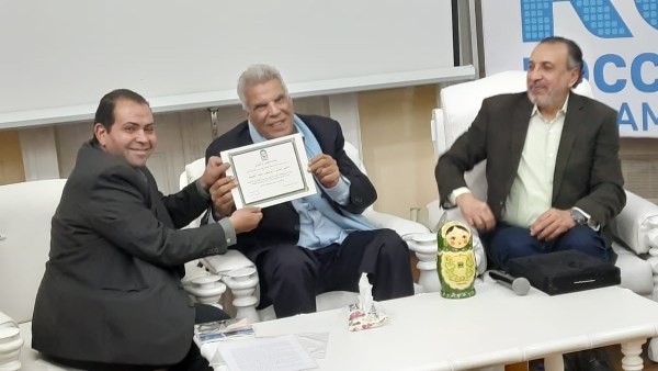 تصفيق ودرع وتورتة الـ80.. ليلة تكريم إبداع إبراهيم عبد المجيد في المركز الروسي