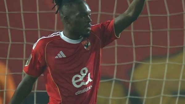 ناقد رياضي يسخر من مهاجم الأهلي.. لا تعايرني ولا أعايرك الهم طايلني وطايلك