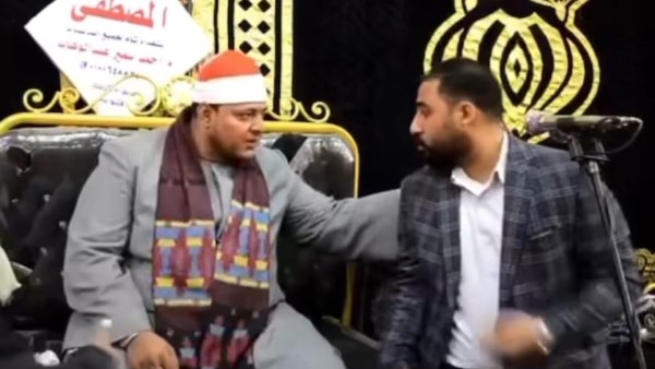 مشادة واشتباك بالأيدي بين قارئ بسرادق وأحد الحضور تثير الجدل بمواقع التواصل