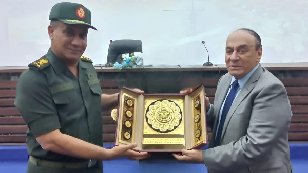 اللواء سمير فرج يعنئ الفريق أشرف سالم بعد تعيينه وزيرًا للدفاع والإنتاج الحربي