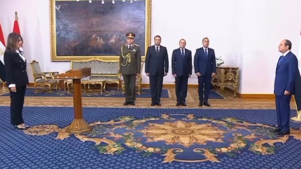 الدكتورة جيهان زكي وهي تحلف اليمين الدستورية وزيراً للثقافة