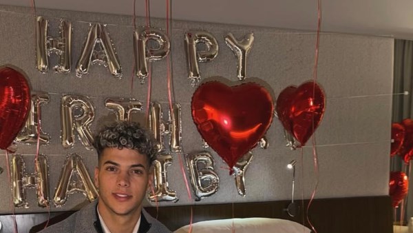 إمام عاشور يحتفل بعيد ميلاده على طريقته الخاصة.. شاهد