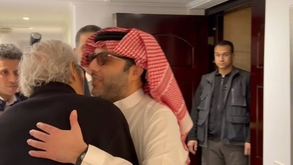 قبل رأسه.. تركي آل الشيخ يزور فاروق حسني داخل منزله قبل رأسه.. تركي آل الشيخ يزور فاروق حسني داخل منزله