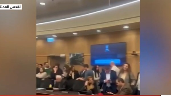  أعضاء الكنيست الإسرائيلي يختبئون في الغرفة المحصنة