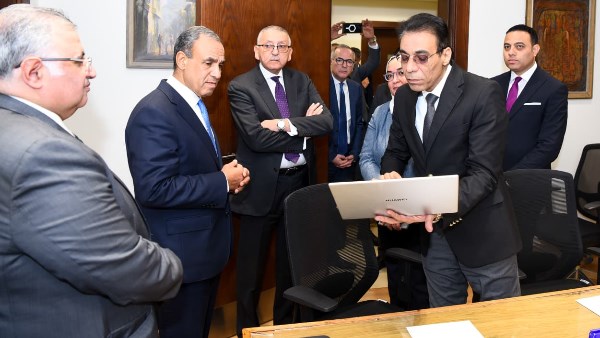 وزير الخارجية يتفقد خلية العمل المشكلة بالقطاع القنصلي لمتابعة أوضاع الجاليات المصرية بالمنطقة