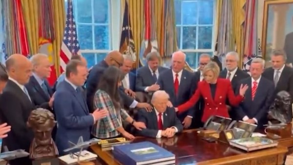 ترامب يستدعي رجال الدين للدعاء له 