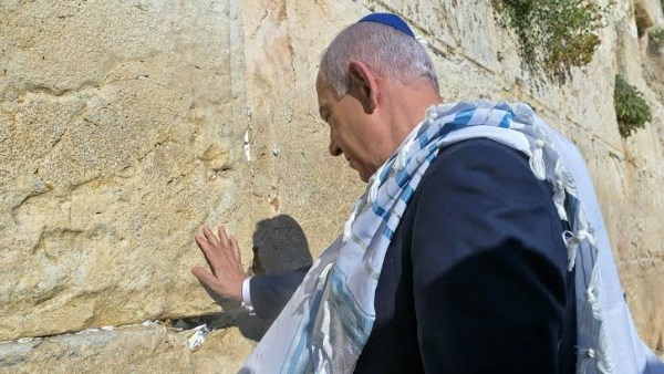 نتنياهو يصلي عند حائط المبكى 