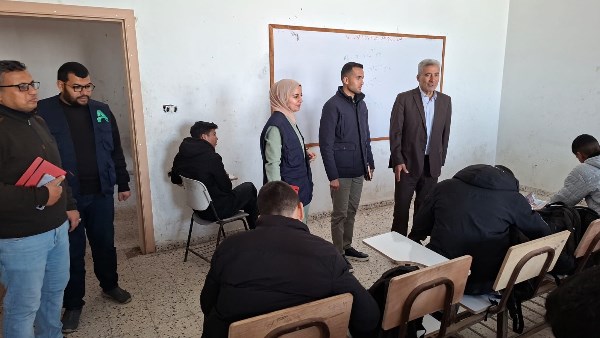 جانب من زيارة الوفد للطلاب