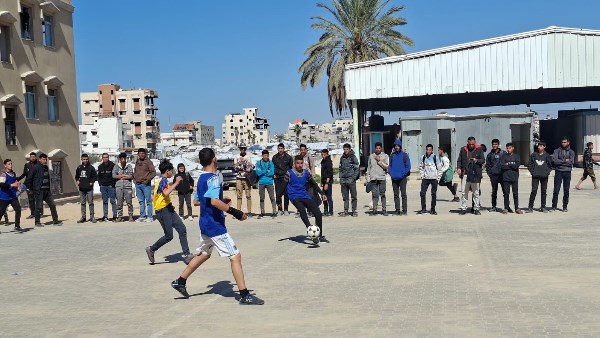 طلاب معهد غزة الأزهري يتحدون الأزمات بالعلم وكرة القدم