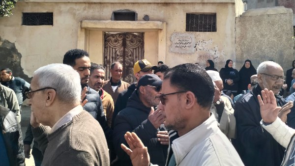  الشحات مبروك يتلقى العزاء من أهالي كفر الشيخ 