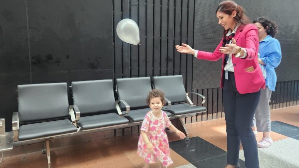 مطار القاهرة يشارك الركاب فرحة عيد الفطر