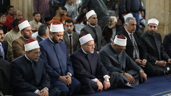 درس توعوي خلال صلاة التراويح بالجامع الأزهر