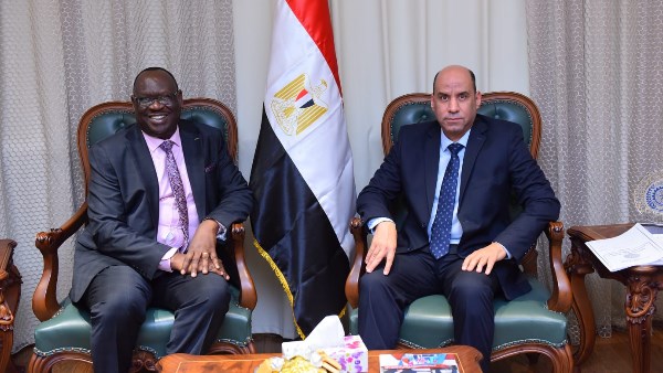 وزير العمل ونظيره الجنوب سوداني