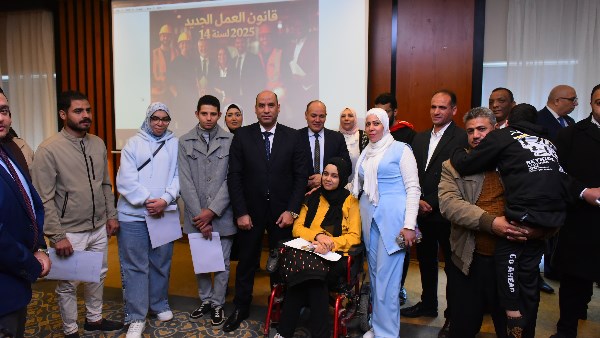 جانب من تسليم عقود عمل لذوي همم