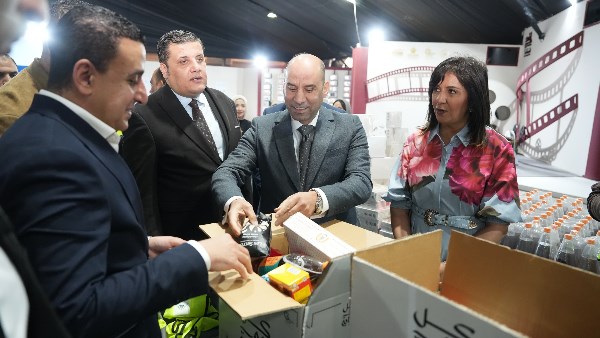 وزير العمل يشارك في اعداد كراتين رمضان