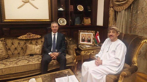 السفير فائد مصطفى يلتقي مندوب سلطنة عُمان وسفيرها بالقاهرة 