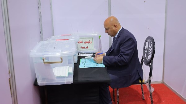 الفريق كامل الوزير وزير النقل المصري 