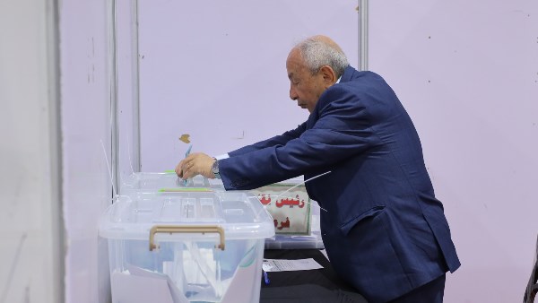 طارق النبراوي نقيب المهندسين يدلي بصوته في الانتخابات 