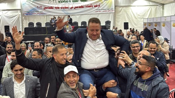 محمد عبد الغني محمولًا على الأعناق