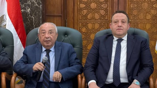 النبراوي نقيب المهندسين السابق وإلى جواره النقيب الجديد 