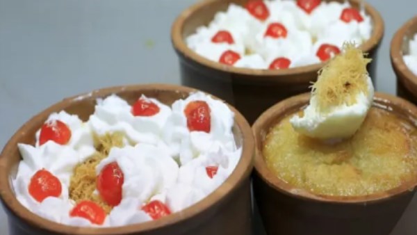 حلويات رمضان.. طريقة عمل طبقات البسبوسة بالكنافة والكريز والقشطة