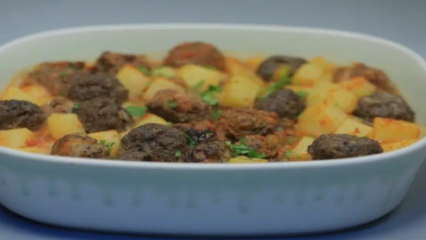 صينية بطاطس مع كرات اللحم