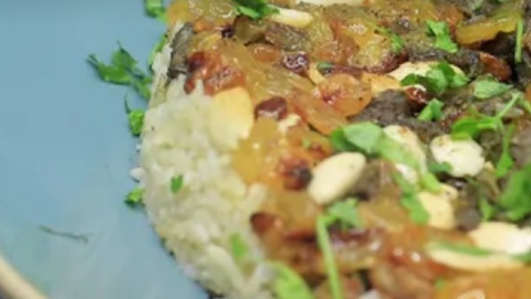 لسفرة رمضان .. طريقة عمل أرز بسمتي بكبد الدجاج واللوز والزبيب