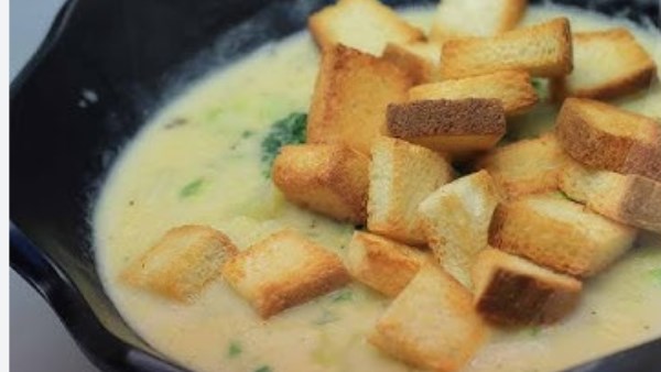 مع تقلبات الجو.. طريقة عمل شوربة بطاطس بالبروكلي