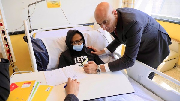 وزير التعليم يزور مستشفى57357