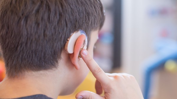 الطلاب ضعاف السمع