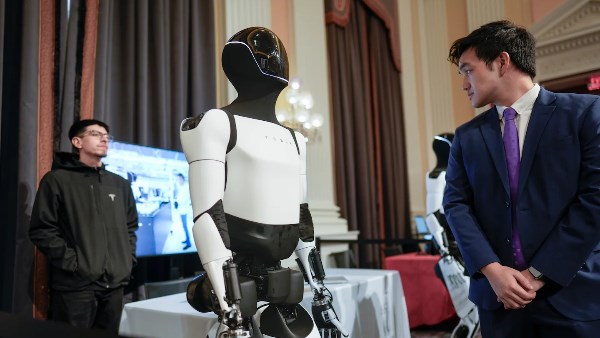 روبوت ماسك أوبتيموس يشعل سباق الذكاء الاصطناعي الجسدي في وادي السيليكون