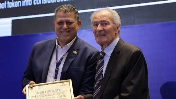 الدكتور حسن مصطفى رئيس الاتحاد الدولي لليد وخالد فتحي 