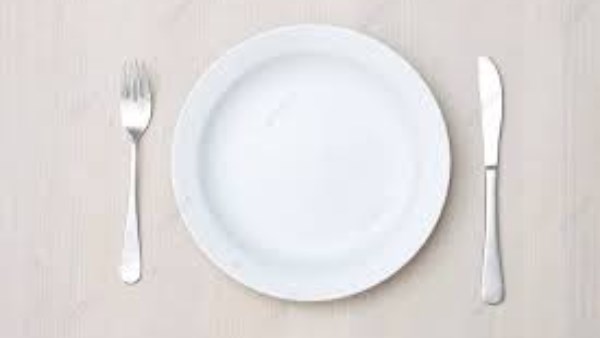 سفرة رمضان قديمًا لم تكن مزدحمة بالأصناف الكثيرة كما نراها اليوم، لكنها كانت مليئة بالبركة والطعم الأصيل. أطباق بسيطة 