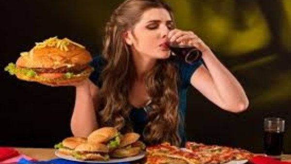 احذريه في مطبخك يوميًا.. الإفراط في هذا الطعام يسبب خلل الدهون ويدمر الكبد بصمت 