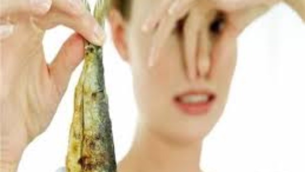 حيل عبقرية تخلصك من رائحة الرنجة والفسيخ في البيت فورًا  