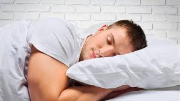 ماذا يحدث لمن يعود للنوم بعد صلاة الفجر؟ 