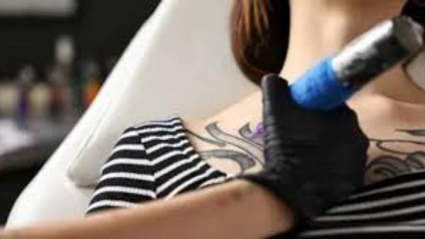 تحذير صادم: الوشم قد يهدد نظرك ويؤدي إلى العمى في هذه الحالات النادرة! 