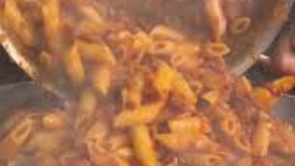 طريقة عمل مكرونة بالسجق في 20 دقيقة بس 