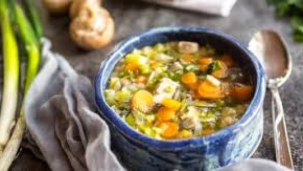 أيهم أفضل لصحتك.. شوربة الدجاج أم شوربة اللحم؟ مفاجأة قد تغير اختياراتك اليومية 