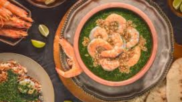 «طعـم ولا في المطاعم».. طريقة عمل ملوخية برؤوس الجمبري   