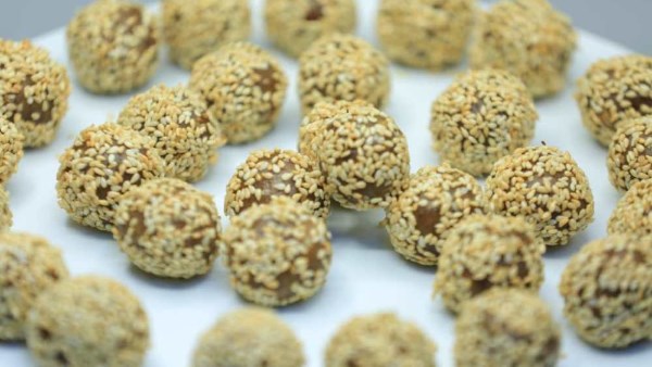 كرات التمر بالمكسرات 