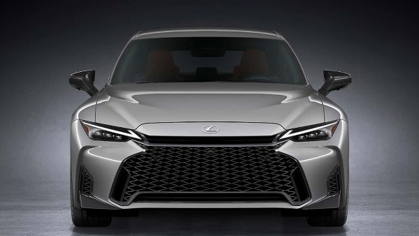 سيارة لكزس IS 2026 